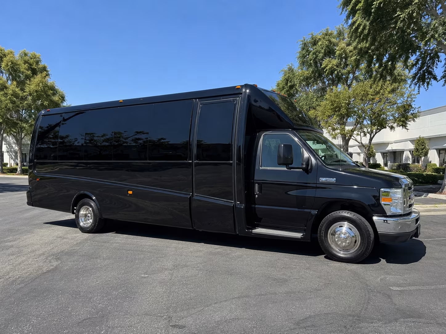 Newark Winery Tour & Pub Crawl Transportation party bus exterior